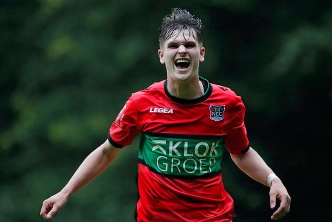 他在距离球 他在距离球